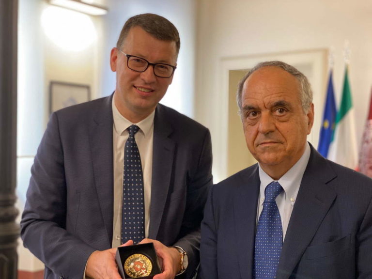 Ambasciatore-Repubblica-di-Lituania-Ricardas-Slepavicius-con-rettore-Universita-Macerata-Francesco-Adornato-
