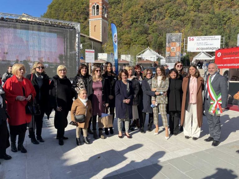 La-Ministra-Elena-Bonetti-con-il-sindaco-Luca-Lisi-alcune-componenti-della-Commissione-pari-opportunita-della-Regione-Marche-e-le-relatrici-del-Convegno-tra-cui-Sila-Mochi