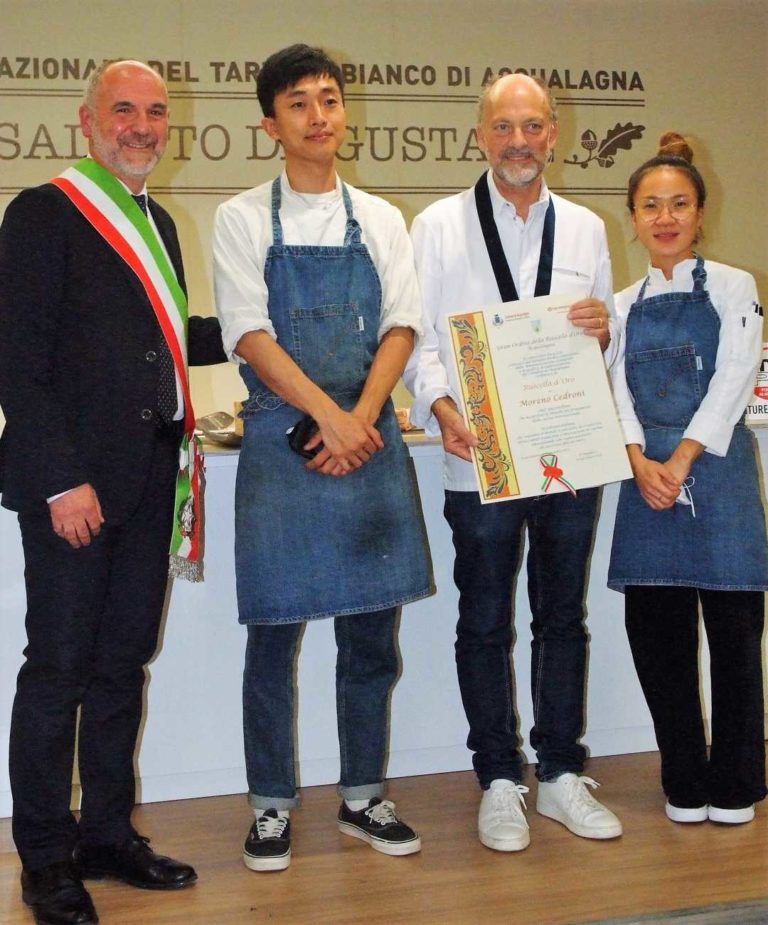 Luca-Lisi-con-Moreno-Cedroni-e-i-due-collaboratori-dello-Chef-stellato-