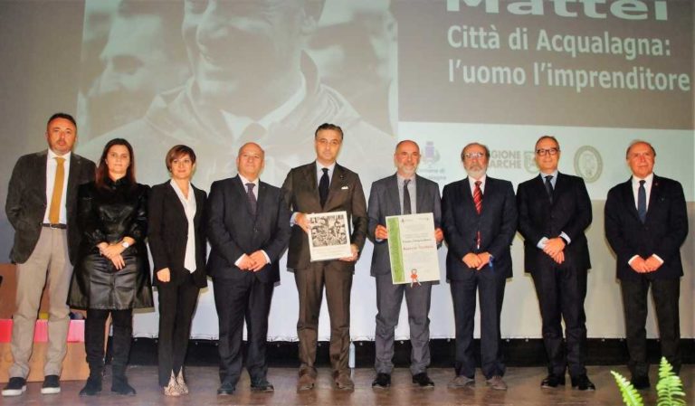Premiazione-premio-Mattei-a-Maurizio-Vecchiola-