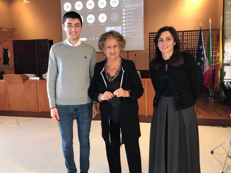 la-prof.-Rosita-Pretaroli-con-la-presidente-della-Fondazione-Maria-Falcone-a-Palermo-e-lo-studente-UniMc-Lorenzo-Forlano