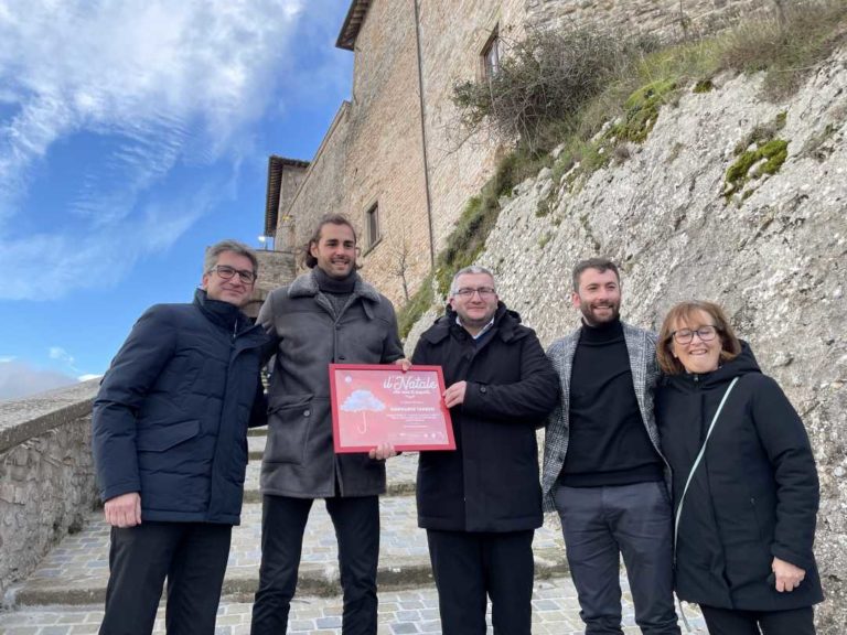 Gimbo-al-Castello-di-Frontone-riceve-una-targa-da-Unpli-Pesaro-e-Urbino-