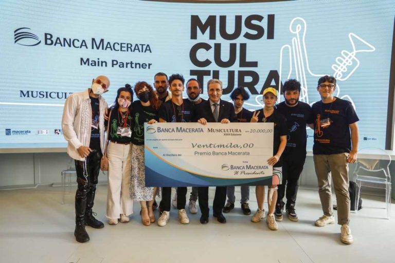 I-Vincitori-di-Musicultura-2021-con-il-Presidente-di-Banca-Macerata-Ferdinando-Cavallini-e-assegno1