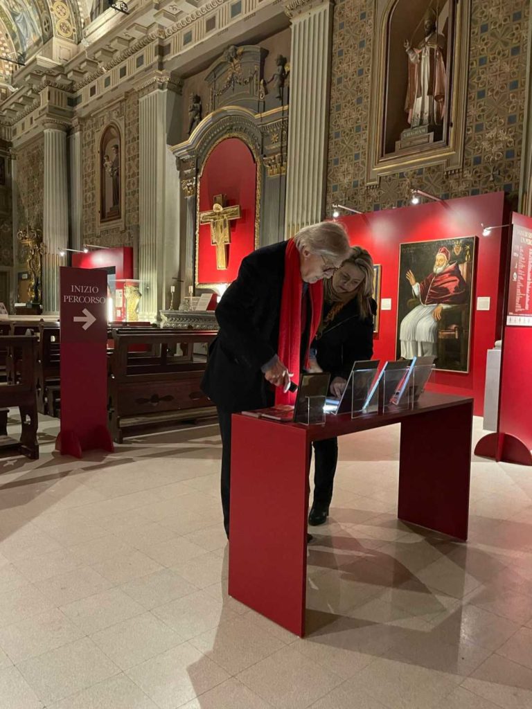 Vittorio-Sgarbi-alla-mostra-di-Papa-Sisto-V-a-Grottammare-1