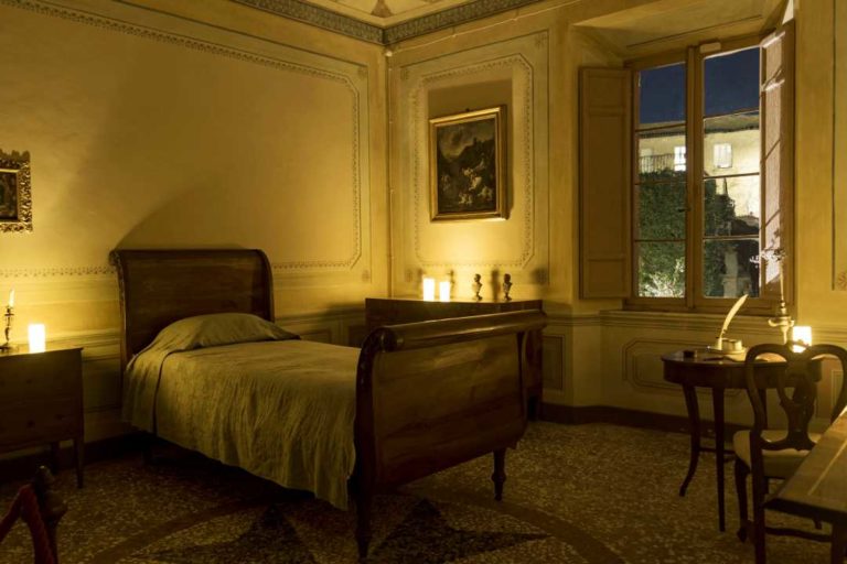 La-stanza-di-Giacomo-Leopardi-Millumino-di-meno