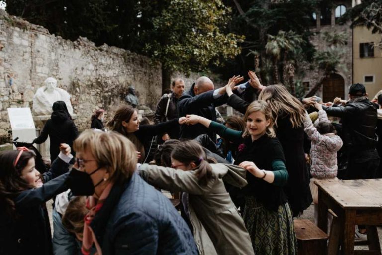 foto-della-tradizionale-colazione-di-Pasqua-con-il-gruppo-Trallallero-che-coinvolge-vari-gruppi-di-turisti-nei-canti-e-nei-balli-tradizionali-del-Piceno