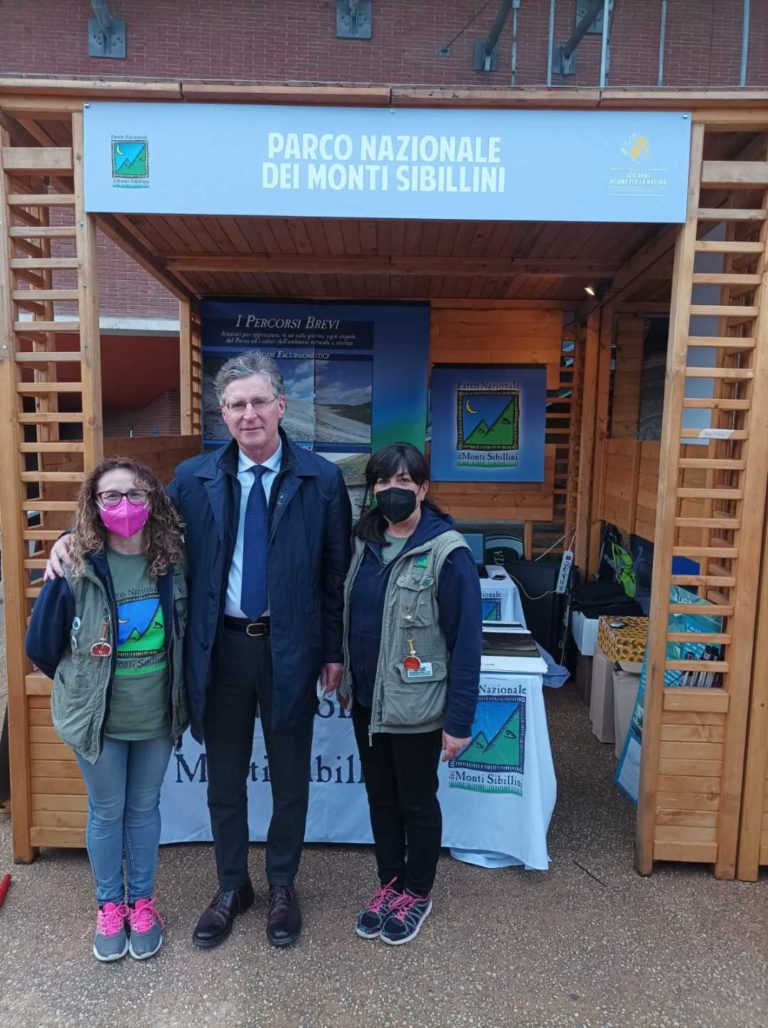 il-presidente-Spaterna-con-le-responsabili-dello-stand-del-Parco-al-Villaggio-dei-Parchi-Roma-100-anni-insieme-per-la-natura