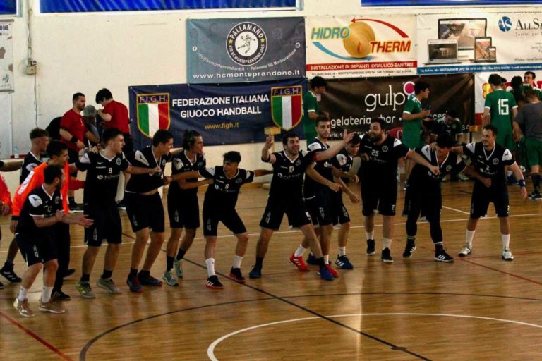 Corsa-squadra-verso-il-pubblico