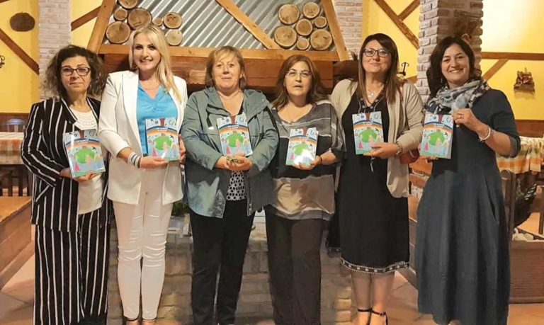 Foto-consegna-libro-Un-Albero-di-Poesie