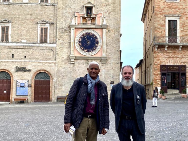 Uoldelul-Chelati-Dirar-e-Carlo-Lucarelli-sotto-la-torre-dell-orologio