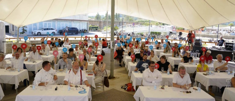 Platea-durante-il-voto-popolare