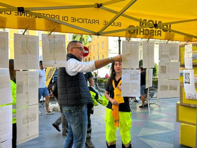 Il-Pres.-Loggi-visita-il-gazebo-Io-non-Rischio