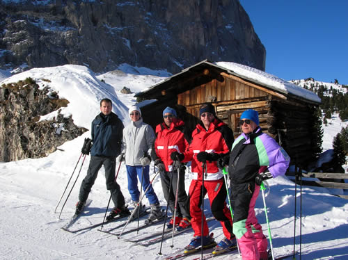 Nella-foto-a-ridosso-della-parete-nord-del-Sassolungo-Max-Stefania-Giovanni-Carmine-Pietro-e-Middio-dietro-la-macchina-fotografica-settbianca-2005