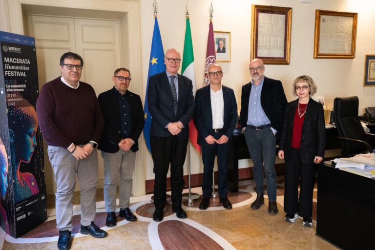 il-rettore-John-McCourt-e-il-Segretario-Generale-della-Cisl-Marche-Marco-Ferracuti-con-gli-altri-rappresentanti-di-Ateneo-e-Sindacato