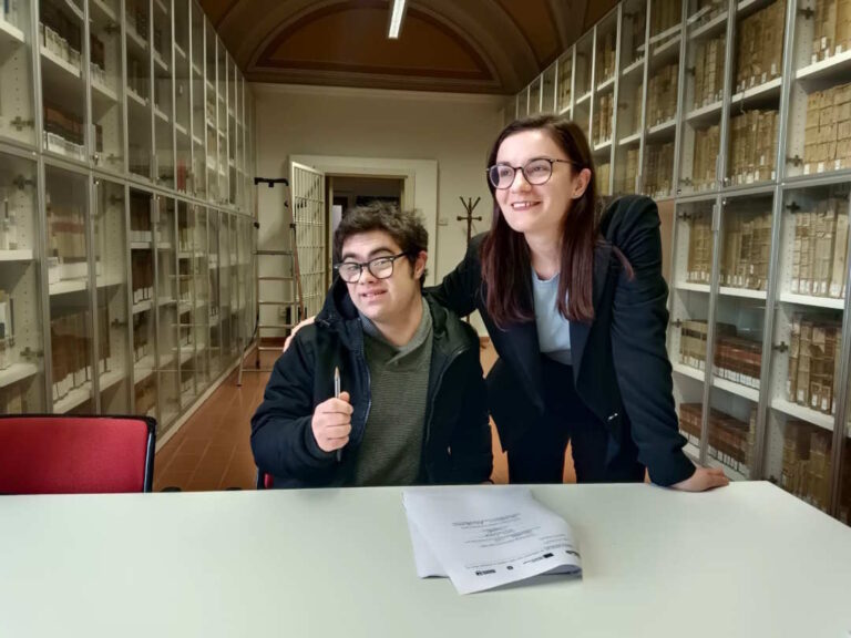 uno-dei-ragazzi-tirocinanti-insieme-alla-tutor