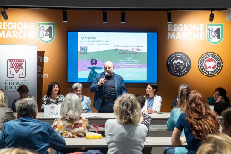 Convegno-Donne-del-Vino_al-centro-Antonini_1
