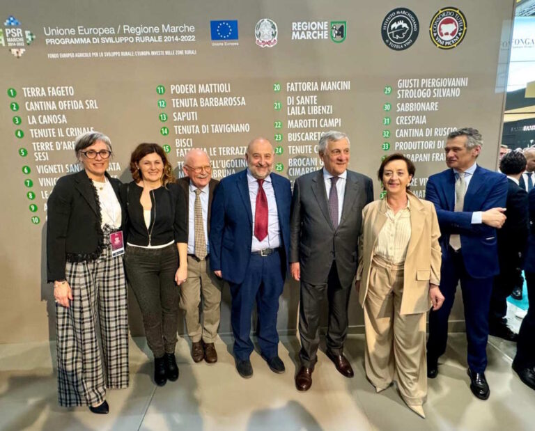 Foto-stand-Marche-56C2B0-Vinitaly-_Tajani