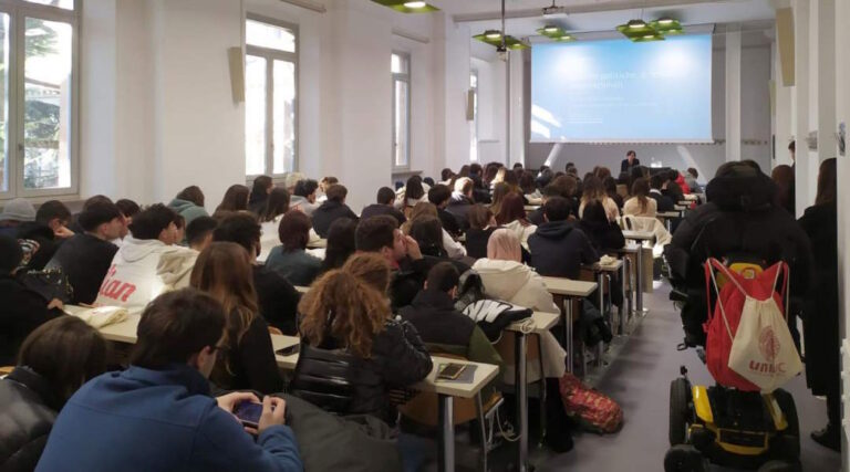 una-lezione-al-Dipartimento-di-scienze-politiche-e-comunicazione