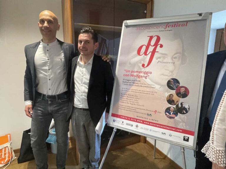 Giuliano-De-Angelis-direttore-artistico-e-il-sindaco-Marco-Fioravanti