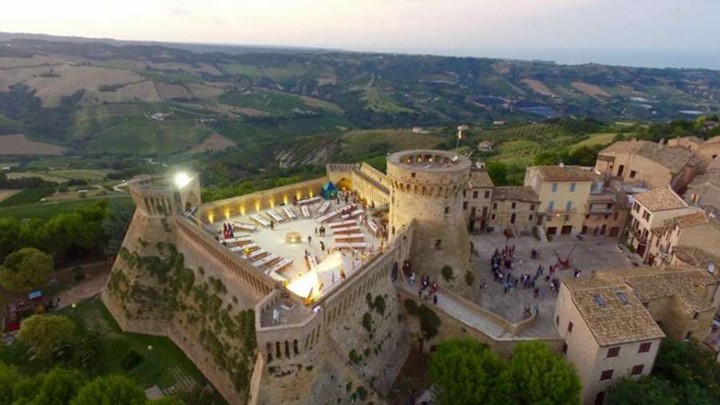 FOTO-DEL-VOLANTINO