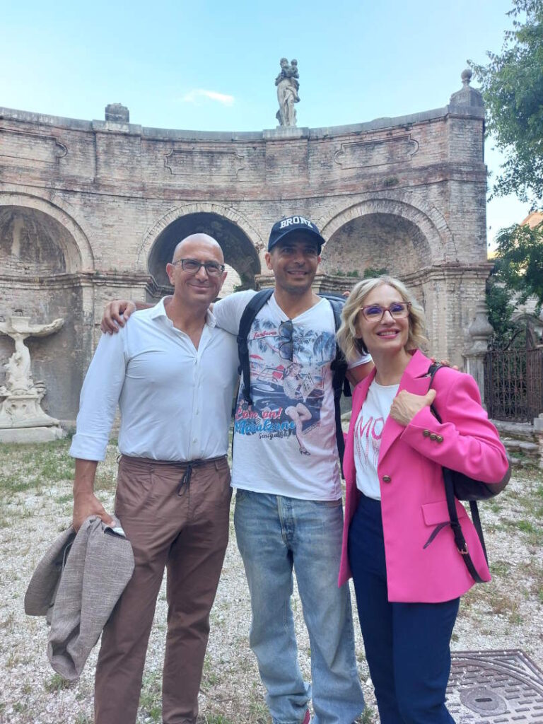 Il-Presidente-della-Fondazione-Marche-Cultura-Andrea-Agostini-con-lattore-Marco-Bocci-e-lAssessore-alla-Cultura-della-Regione-Marche-Chiara-Biondi