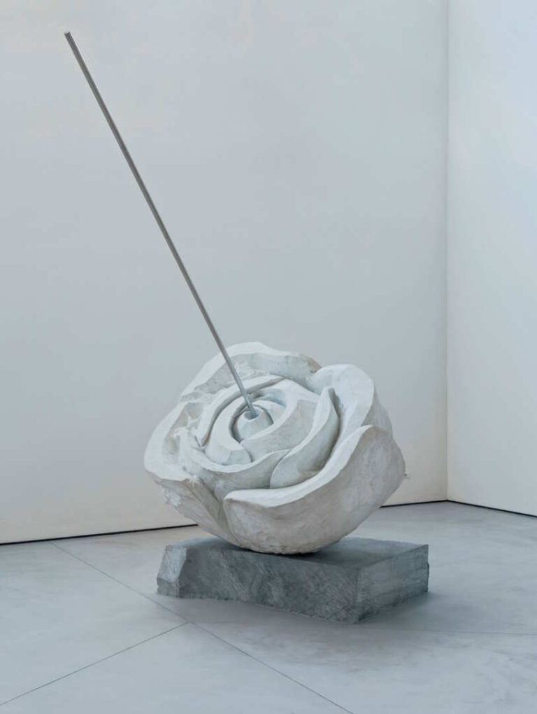 Michelangelo-Pistoletto-Rosa-trafitta-1982-1983-marmo-bianco-di-Carrara-acciaio-150x180x180-cm-Ph-Beppe-Giardino