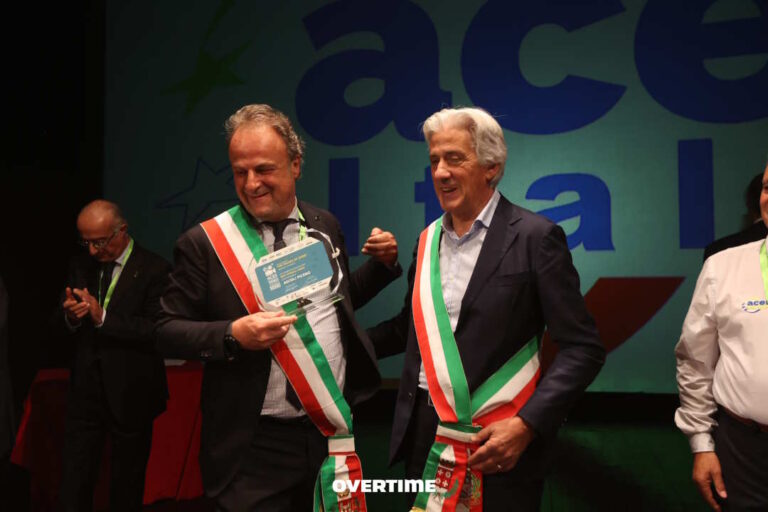 Il-Comune-di-Ascoli-rappresentato-dallassessore-allo-Sport-Nico-Stallone-vincitore-dellACES-International-Video-Awards-a-Overtime-Festival-2023.-A-destra-il-sindaco-di-Macerata-Sandro-Parcaroli