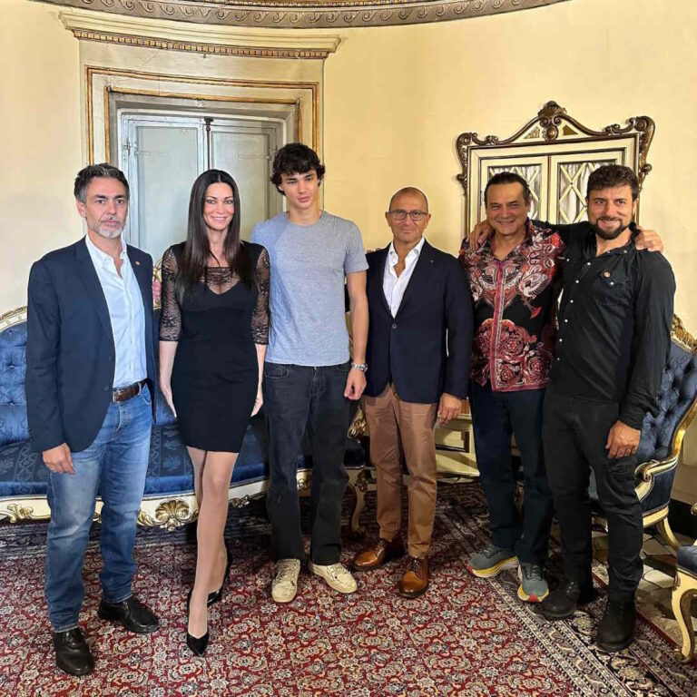 Il-sindaco-di-Jesi-Lorenzo-Fiordelmondo-Manuela-Arcuri-Fernando-Lindez-Andrea-Agostini-presidente-di-Fondazione-Marche-Cultura-il-regista-Gabriele-Altobelli-lassessore-alla-Cultura-di-Jesi-Alessandro-Tesei