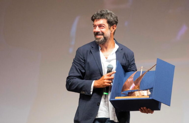Premio-VolontC3A9-2020-a-Pierfrancesco-Favino-1024x667-1
