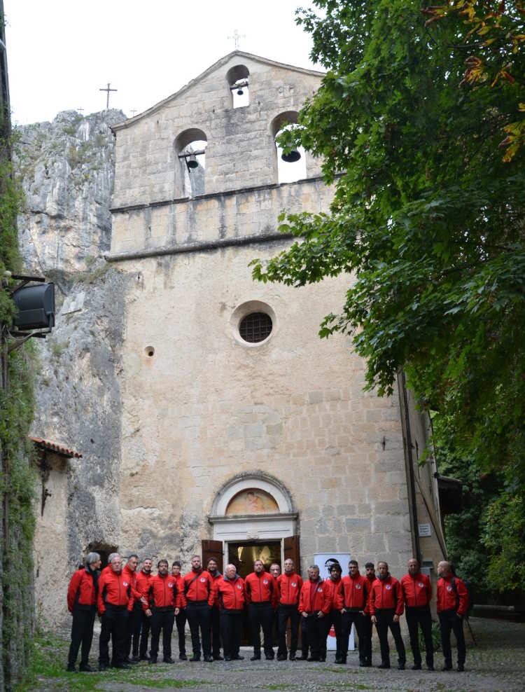 Il-Coro-La-Cordata-presso-il-Santuario-S.-Maria-dAppari-di-Paganica