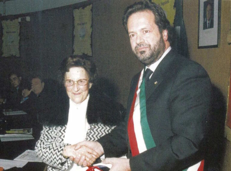 il-momento-in-cui-Elena-Angellotti-ricevere-il-premio-Truentum-2001-dal-sindaco-Domenico-Martinelli