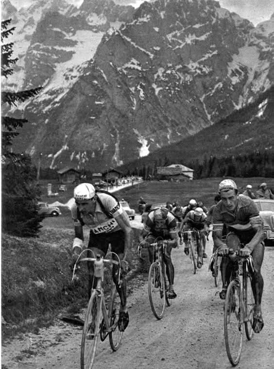 Fausto-Coppi-Ferdi-Kubler-e-Louison-Bobet-rocce-su-rocce-quando-la-pedalata-non-era-assistita-quando-si-cambiavano-i-tubolari-e-ruote-e-non-si-cambiava-la-bicicletta-a-qualche-chilometro-dallarrivo