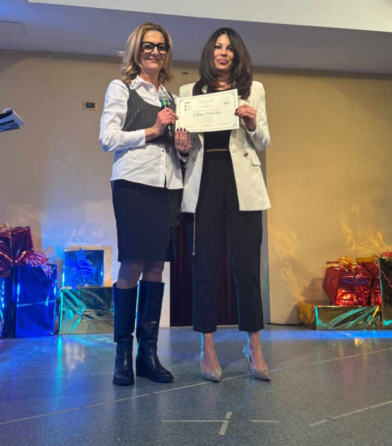 La-sindaca-Rossana-Cicconi-premia-la-poetessa-Elisa-Pulcini-vincitrice-di-Scrivere-Per-la-Musica-2024