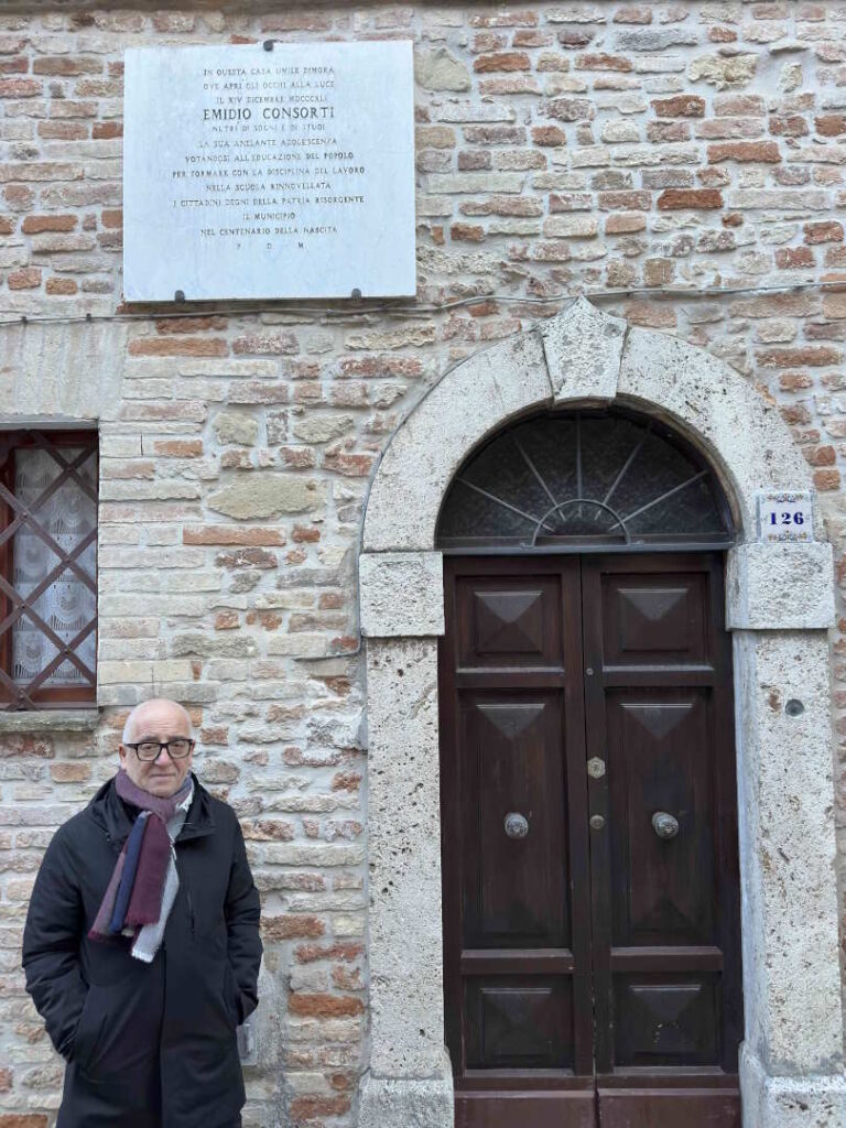 Francesco-Massi-davanti-alla-casa-dove-Nacque-EMIDIO-CONSORTI-IMG_1060
