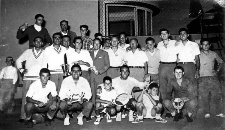 Nella-foto-Rino-Tommasi-con-alcuni-amici-al-campo-della-palazzina-azzurra-con-tra-gli-altri-Marcello-Camiscioni-e-Peppino-Mazzocchi