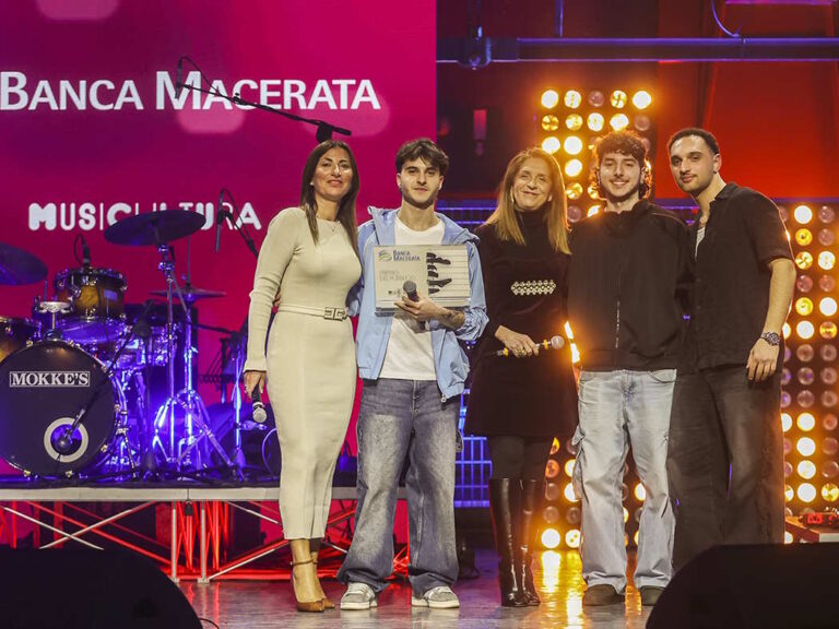Consegna-del-Premio-Banca-Macerata-Falcetta-domenico_mba-ass-Cassetta-1