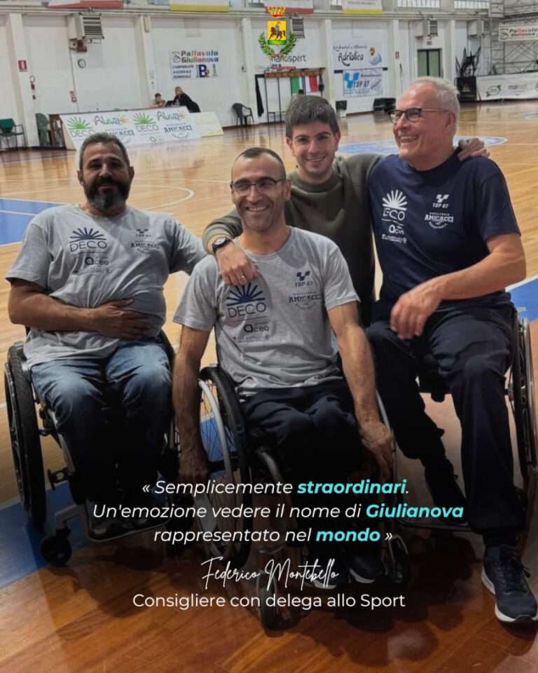 Federico-Montebello-abbraccia-lallenatore-Carlo-Di-Giusto-il-suo-vice-Ozcan-Gemi-e-il-collaboratore-Andrea-Accorsi