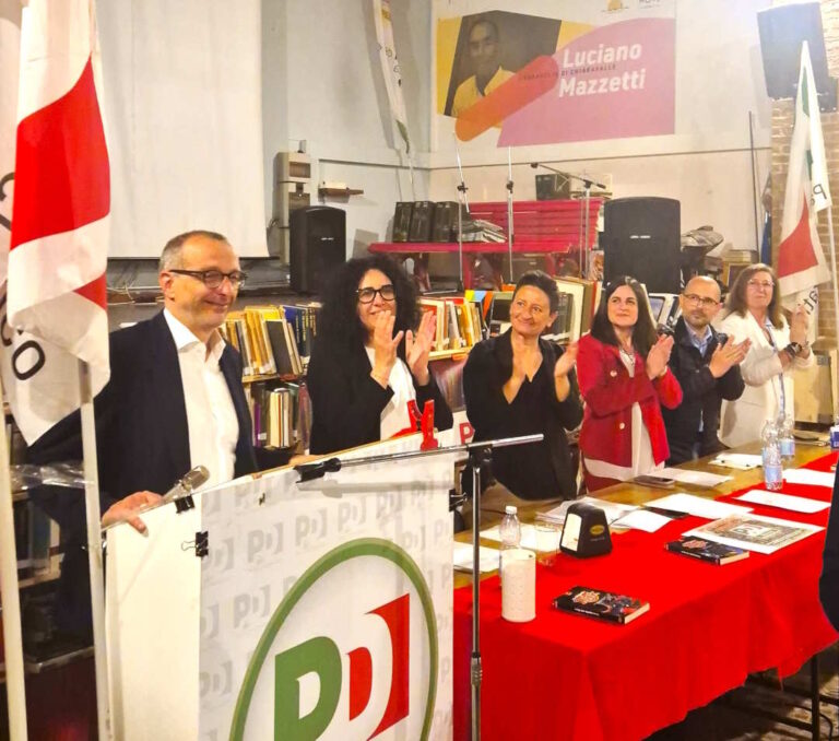 acclamazione-assemblea-PD-Marche