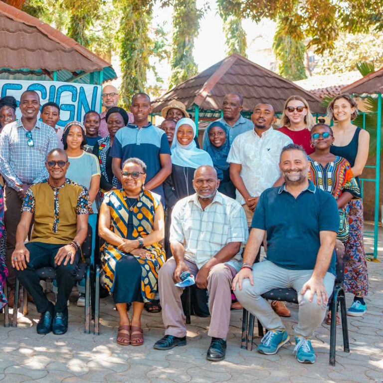 il-prof-Capriotti-a-dx-durante-un-recente-incontro-in-Kenya