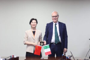 pechino25_presidente-Yu-Jihong-e-John-McCourt