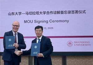 rettore-John-McCourt-e-vicepresidente-Shandong-University-Yi-Fan