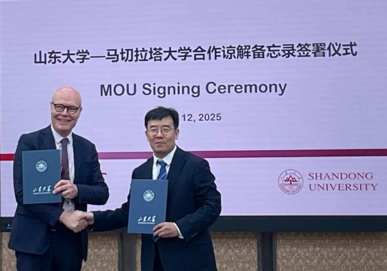 rettore-John-McCourt-e-vicepresidente-Shandong-University-Yi-Fan