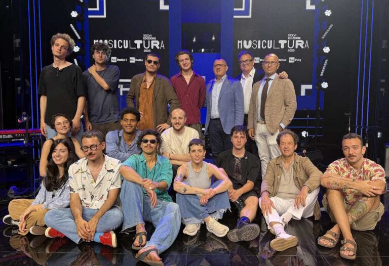 Gli-8-Vincitori-di-Musicultura-2025-con-Sacchi-Giulianelli-Agostini-e-Nannipieri-