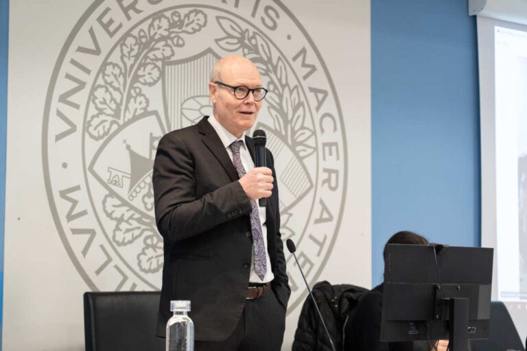 rettore-John-Mc-Court