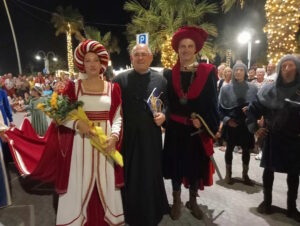 Palio-del-Barone-2025-la-coppia-dei-baroni-e-padre-Gregorio