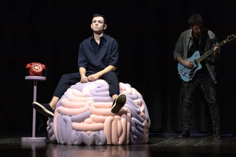 tutti-bene-ma-non-benissimo_Daniele-Vagnozzi-_foto-di-Giorgio-Pergolini-courtesy-Marche-Teatro2Y7A4222