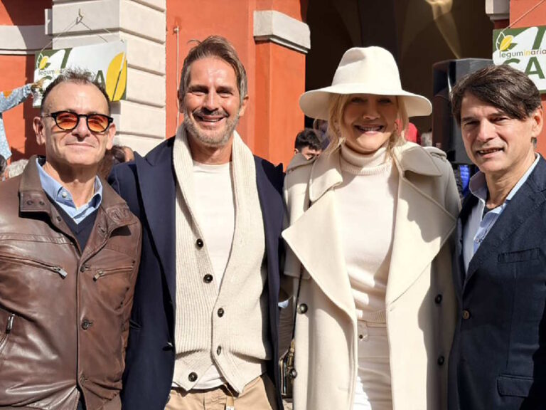 Natasha-Stefanenko-tra-gli-ospiti-di-Leguminaria-con-Stafano-Montecchiarini-Luca-Sabbioni-e-sindaco-Mariano-Calamita-jpg