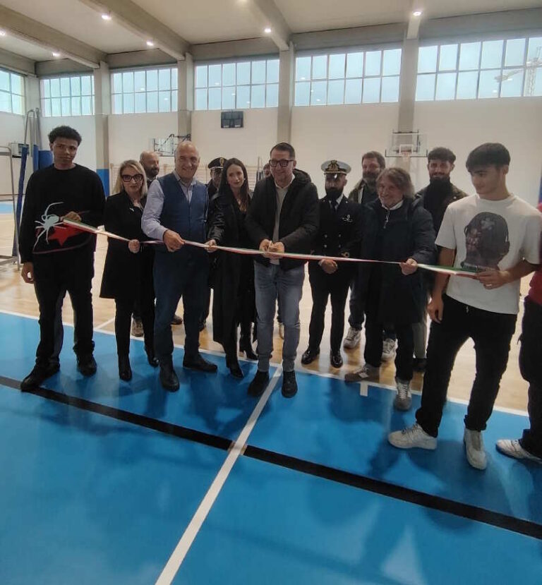 Taglio-del-nastro-palestra-Istituto-Capriotti-SBT