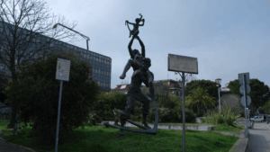 comune-municipio-statua-famiglia-1024x576-1