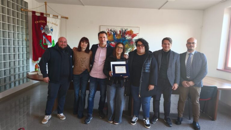 la-consegna-della-targa-memoria